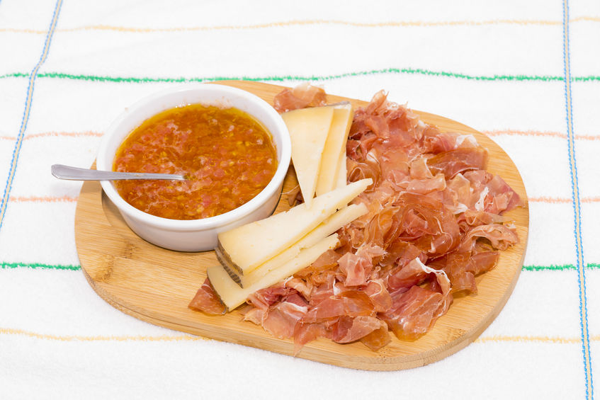 Jamón ibérico con queso y tomate gratinado