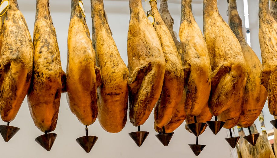 Después del lavado, los jamones ibéricos eliminan el exceso de grasa al colgarse, gracias a la tradicional "chorrera", situada en la punta de la pieza.