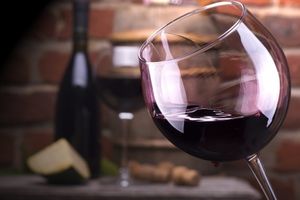 ¿Qué caracteriza la denominación de origen de La Mancha en los vinos?